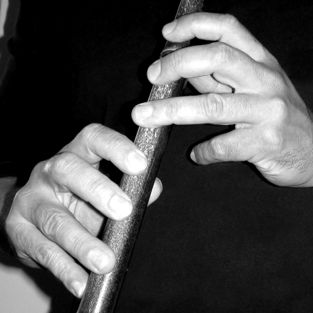 Abbildung 20: (E) ::: Achte darauf, dass wenn du die Flöte nach rechts spielst wie ich hier, dass die rechte Hand auch unten ist. Beachte auch unten den kleinen stützenden Finger.